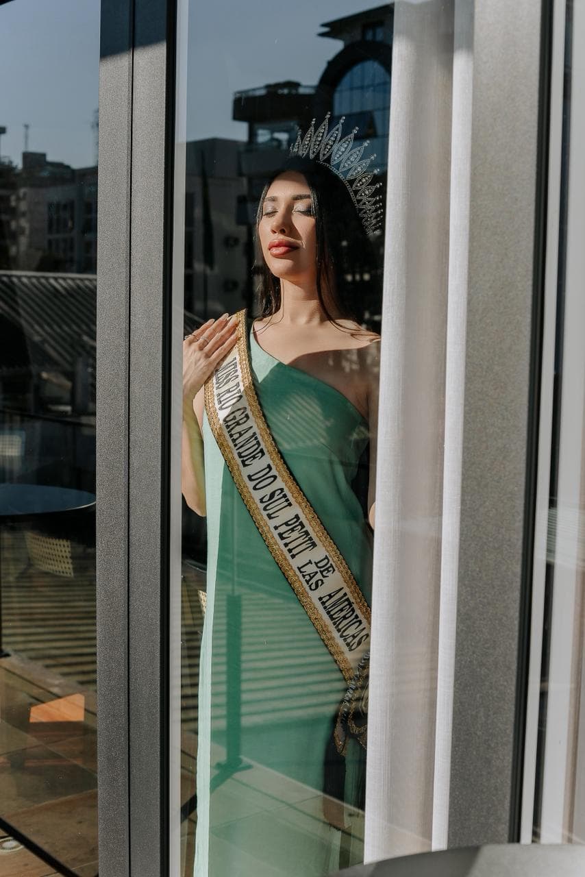 Amanda Souza com a faixa de Miss Rio Grande do Sul