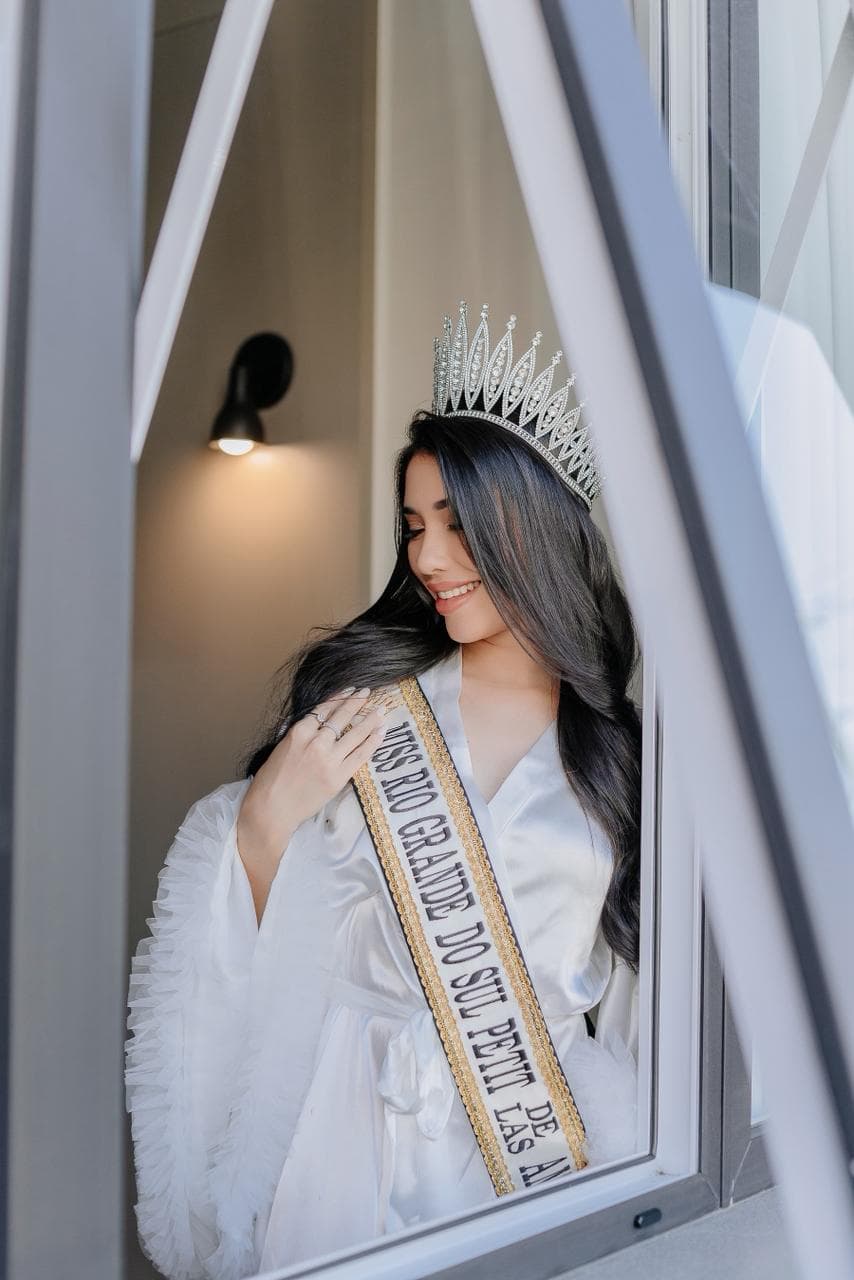 Amanda Souza com a faixa de Miss Rio Grande do Sul